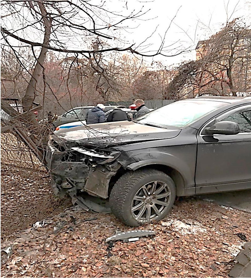 Фото 3. Повреждения на автомобиле AUDI Q7