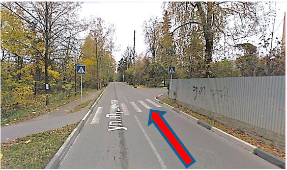 Фото 6. Направление движения автомобиля AUDI Q7 к пешеходному переходу (показано красной стрелкой)