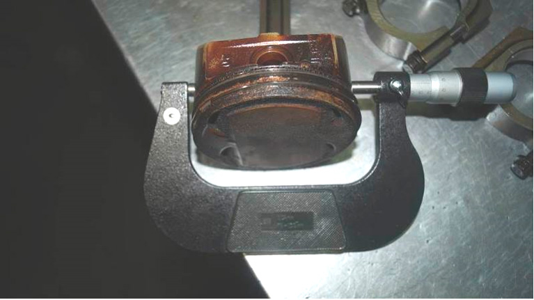 Фото 25. Измерение диаметра юбки поршня