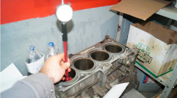 Фото 12. Измерение диаметра цилиндров