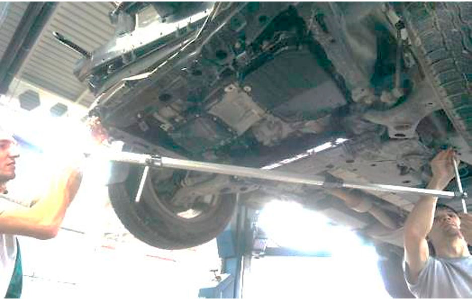 Фото 1. Измерение базовых точек кузова при помощи специальной измерительной линейки