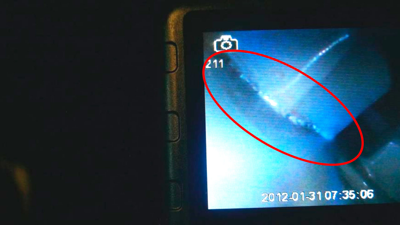 Фото. Очаги коррозии на приваренных гайках крепления верхней петли