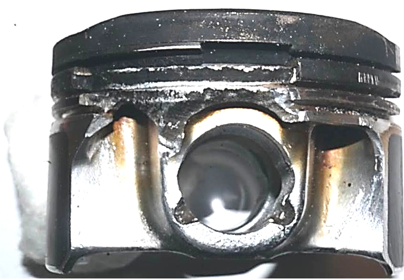 Фото 1. Повреждения поршня