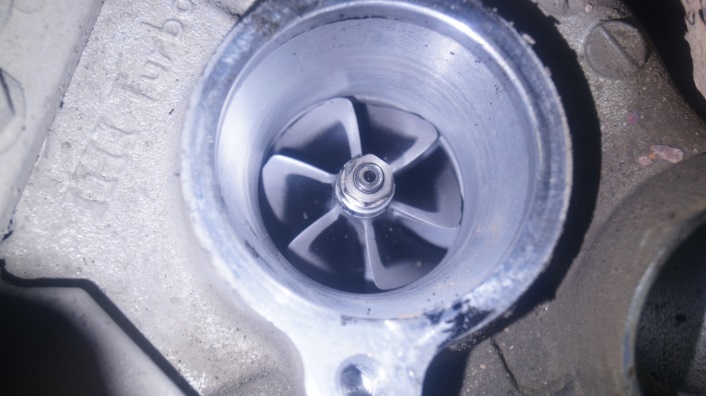 Брак воздушного патрубка на дизельном двигателе (1VD) автомобиля Тойота Ленд Крузер