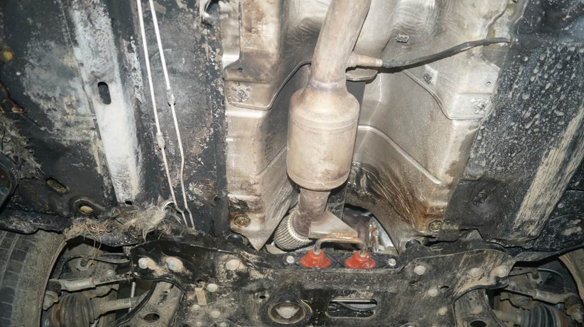 Возгорание автомобиля Skoda Yeti из-за попадания сухой травы на катализатор