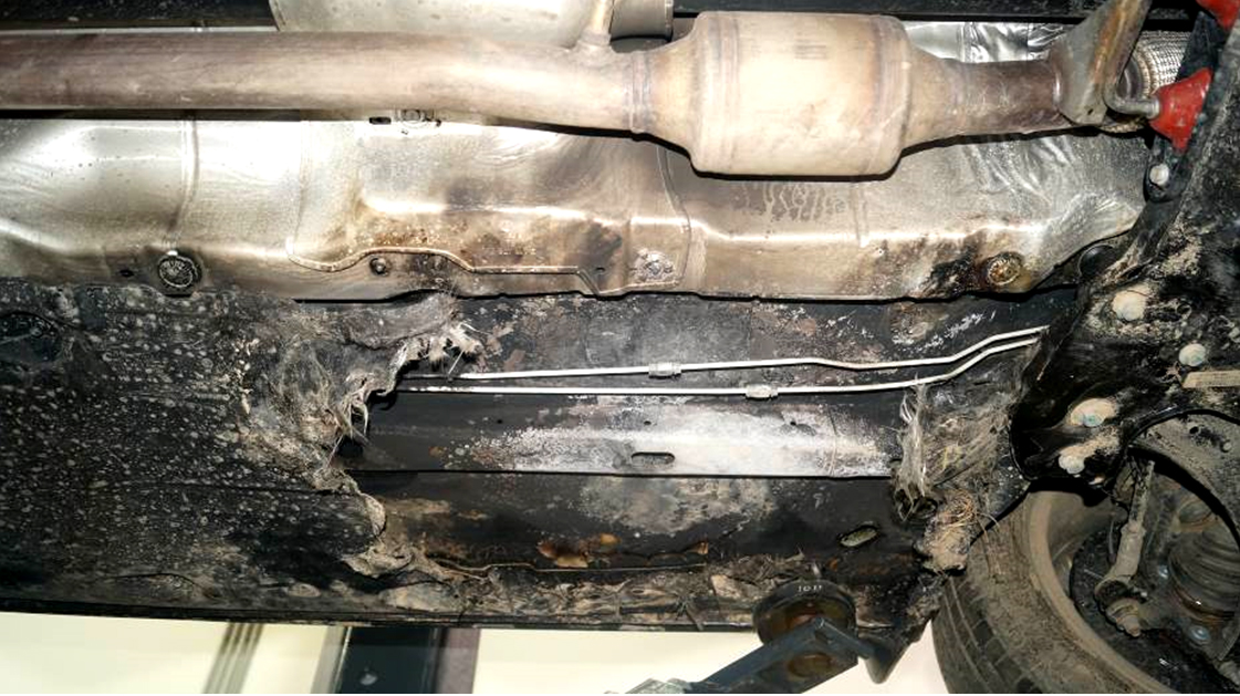 Возгорание автомобиля Skoda Yeti из-за попадания сухой травы на катализатор